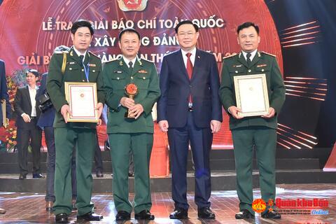 Báo Quân khu 4 đón nhận giải C -  Giải Búa Liềm vàng toàn quốc năm 2022