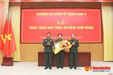 Đại tá Đoàn Xuân Bường đón nhận Huy hiệu 30 năm tuổi Đảng
