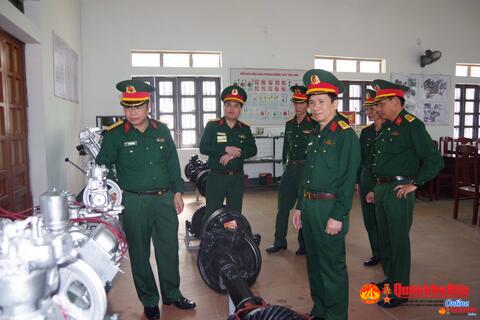 Đại tá Ngô Nam Cường, Phó Tư lệnh Quân khu kiểm tra và theo dõi chấm thi Hội thi chính quy ngành Kỹ thuật Quân khu năm 2023 tại Lữ đoàn Công Binh 414