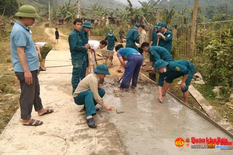 Lực lượng dân quân huyện Tương Dương (Nghệ An) giúp 28 hộ dân tu sửa nhà ở