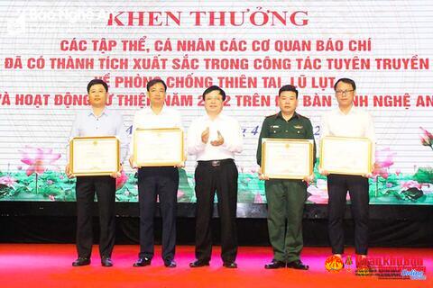 Báo Quân khu 4 đón nhận khen thưởng của Ủy ban Nhân dân tỉnh Nghệ An vì đã có thành tích xuất sắc trong công tác tuyên truyền phòng, chống lụt bão năm 2022
