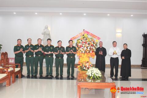 Bộ Tư lệnh Quân khu 4 chúc mừng Tòa Giám mục Giáo phận Vinh