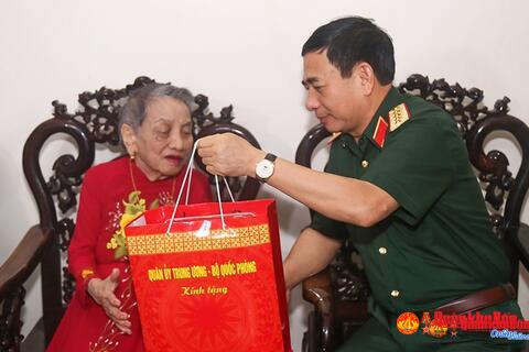 Bộ trưởng Bộ Quốc phòng thăm, tặng quà gia đình chính sách tại Hà Tĩnh