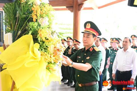 Đoàn công tác Quân ủy Trung ương, Bộ Quốc phòng dâng hương, dâng hoa tại Khu di tích Ngã ba Đồng Lộc và Khu di tích Truông Bồn