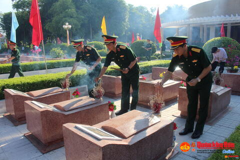 Quân khu 4 dâng hoa, dâng hương nhân dịp kỷ niệm 76 năm ngày Thương binh - Liệt sĩ