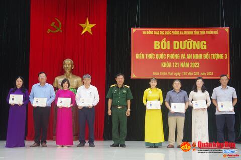 Tỉnh Thừa Thiên Huế: Bế giảng lớp Bồi dưỡng kiến thức Quốc phòng và An ninh đối tượng 3