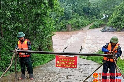 Nước lũ dâng gây ngập, chia cắt cục bộ thôn, bản khu vực biên giới tỉnh Quảng Bình