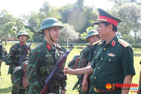 Trung tướng Hà Thọ Bình, Tư lệnh Quân khu 4 kiểm tra sẵn sàng chiến đấu tại các đơn vị