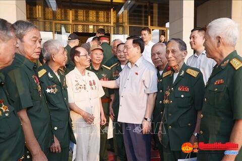 Chủ tịch Quốc hội Vương Đình Huệ gặp mặt Hội Chiến sĩ cách mạng bị địch bắt, tù đày tỉnh Nghệ An