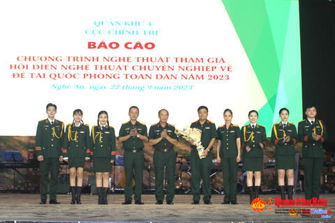 Trung tướng Trần Võ Dũng, Chính ủy Quân khu 4 động viên, giao nhiệm vụ tham gia Hội diễn Nghệ thuật chuyên nghiệp toàn quân năm 2023