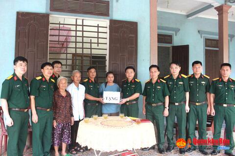 Ủy ban Dân số, Gia đình và Trẻ em Quân khu 4: Trao quà tặng các cháu khuyết tật địa bàn tỉnh Hà Tĩnh