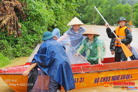 Lực lượng vũ trang huyện Quỳ Hợp, tỉnh Nghệ An: Giúp đỡ Nhân dân phòng, chống mưa lũ