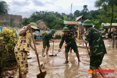 Lực lượng vũ trang Nghệ An: Giúp Nhân dân khắc phục hậu quả mưa lũ