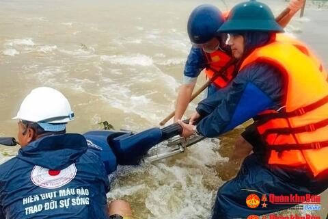 Thừa Thiên Huế: Cứu sống 2 mẹ con bị lũ cuốn khi qua đoạn đường ngập sâu