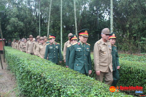 Đoàn sĩ quan trẻ Bộ các lực lượng vũ trang cách mạng Cuba dâng hoa, dâng hương tưởng niệm Chủ tịch Hồ Chí Minh tại khu di tích Kim Liên huyện Nam Đàn