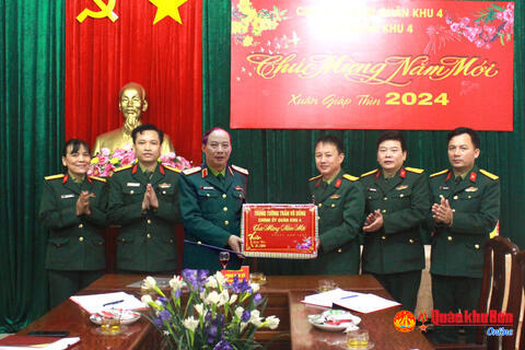 Trung tướng Trần Võ Dũng chúc Tết Báo Quân khu Bốn
