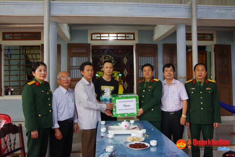 Bộ Chỉ huy Quân sự tỉnh Quảng Trị: Tặng quà thanh niên chuẩn bị nhập ngũ