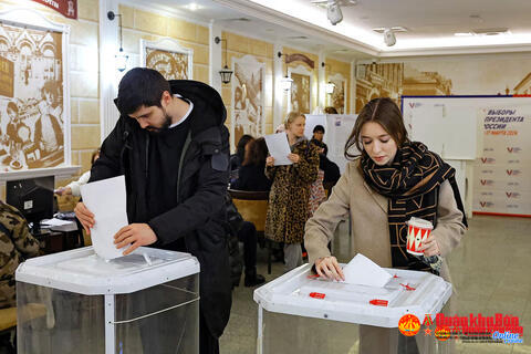 Tỉ lệ dân Nga đi bầu tổng thống cao kỷ lục, ông Putin thắng cử vang dội