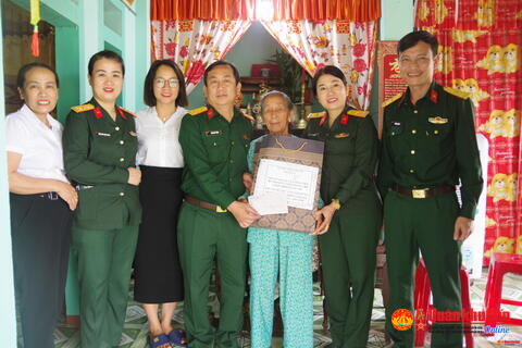 Hội Phụ nữ Bộ Chỉ huy Quân sự tỉnh Quảng Trị: Thăm, tặng quà Mẹ Việt Nam anh hùng