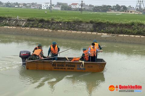 Ban CHQS huyện Yên Thành, Nghệ An tham gia tìm kiếm người đuối nước