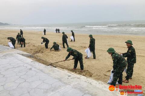 Ban Chỉ huy Quân sự thị xã Cửa Lò (Nghệ An) tham gia tổng dọn vệ sinh khu vực bãi biển
