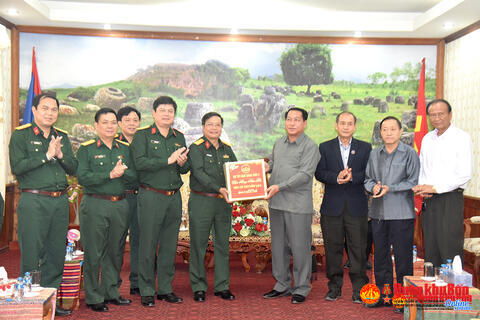 Bộ Tư lệnh Quân khu 4: Thăm, chúc Tết tại tỉnh Xiêng Khoảng (Lào)
