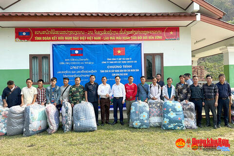 Quân khu 4: Gần 920 suất quà tặng các hộ dân tại cụm bản thuộc huyện Mường Quân (Lào)