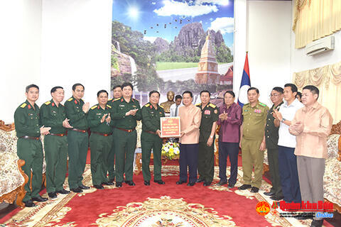 Đại tá Ngô Nam Cường, Phó Tư lệnh Quân khu 4 thăm, chúc Tết lãnh đạo tỉnh Bolykhamxay (Lào)