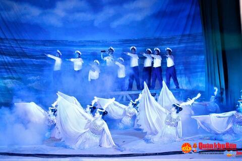 Nhà hát Chèo Quân đội biểu diễn tại Bộ Chỉ huy Quân sự tỉnh Nghệ An