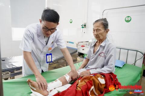 Bệnh viện Đa khoa thành phố Vinh: Phẫu thuật thành công bàn chân nguy cơ bị hoại tử cho cụ bà 88 tuổi