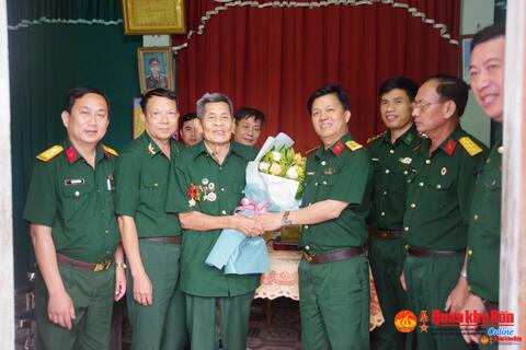 Bộ Chỉ huy Quân sự tỉnh Quảng Trị: Thăm, tặng quà các chiến sĩ tham gia Chiến dịch Điện Biên Phủ