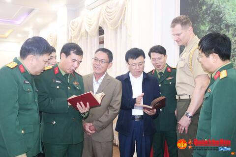 Bàn giao kỷ vật kháng chiến cho thân nhân liệt sĩ