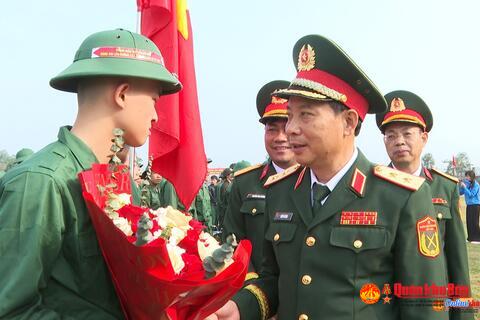 Trung tướng Trần Võ Dũng, Chính ủy Quân khu 4 dự Lễ giao, nhận quân tại huyện Nam Đàn (Nghệ An).
