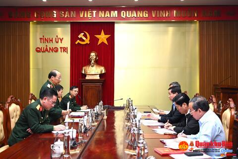 Thường vụ Đảng ủy Quân khu 4 làm việc với Tỉnh ủy Quảng Trị