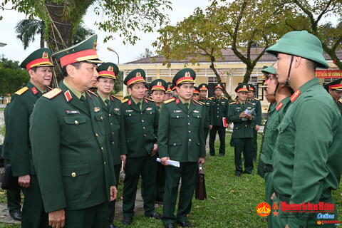 Trung tướng Hà Thọ Bình, Tư lệnh Quân khu 4 kiểm tra, động viên chiến sỹ mới.