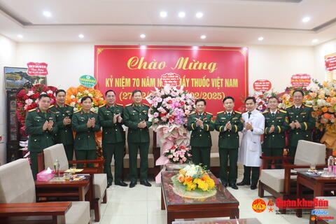 Cục Chính trị Quân khu 4 chúc mừng Ngày Thầy thuốc Việt Nam