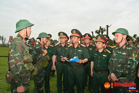 Trung tướng Hà Thọ Bình, Tư lệnh Quân khu 4 kiểm tra huấn luyện chiến sĩ mới tại các đơn vị.