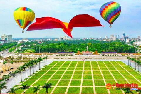 Nghệ An tổ chức Lễ chào cờ và bay đại kỳ Tổ quốc kỷ niệm 135 năm Ngày sinh Chủ tịch Hồ Chí Minh