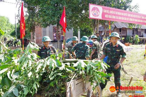 Trung đoàn 19 chung tay xóa nhà tạm, nhà dột nát và xây dựng nông thôn mới