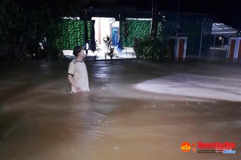 Mưa lớn kéo dài, Cẩm Xuyên “trắng đêm” sơ tán người dân và tài sản