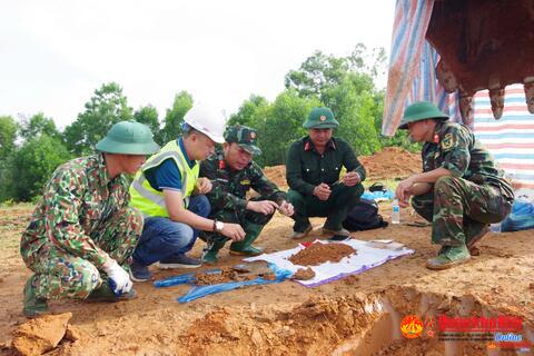 Đoàn Kinh tế - Quốc phòng 337: Quy tập được hài cốt liệt sĩ cùng bình đựng nước có khắc tên