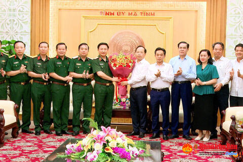 Thiếu tướng Đoàn Xuân Bường, Chính ủy Quân khu làm việc với lãnh đạo tỉnh Hà Tĩnh.