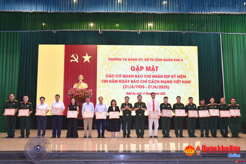 Thường vụ Đảng ủy, Bộ Tư lệnh Quân khu 4 gặp mặt các cơ quan báo chí