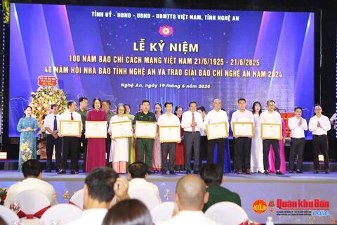 Báo Quân khu 4 được tặng Bằng khen và đạt giải Ba Giải Báo chí Nghệ An năm 2024