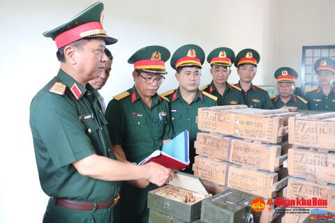 Đồng chí Tư lệnh Quân khu 4 kiểm tra chuẩn bị sắp xếp cơ quan Quân sự địa phương tại tỉnh Nghệ An.