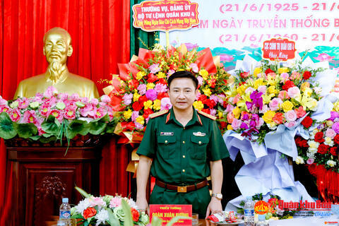 Thường vụ Đảng ủy, Bộ Tư lệnh Quân khu 4 chúc mừng Báo Quân khu 4