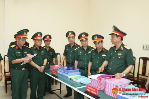Trung tướng Hà Thọ Bình, Tư lệnh Quân khu 4 kiểm tra tổ chức quân sự địa phương tại Quảng Trị.
