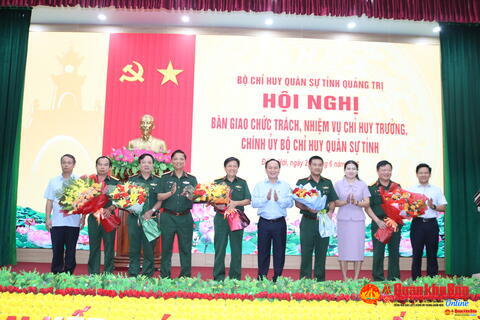 Quân khu 4: Bàn giao chức trách, nhiệm vụ Chỉ huy trưởng, Chính ủy Bộ Chỉ huy Quân sự tỉnh Quảng Trị.