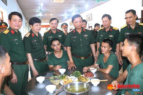 Trung tướng Hà Thọ Bình, Tư lệnh Quân khu 4 kiểm tra các Lữ đoàn Binh chủng