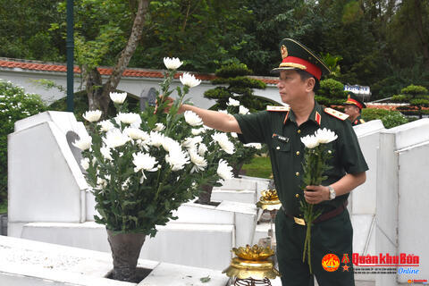 Trung tướng Hà Thọ Bình, Tư lệnh Quân khu 4 dâng hương, dâng hoa tại Truông Bồn và Ngã ba Đồng Lộc